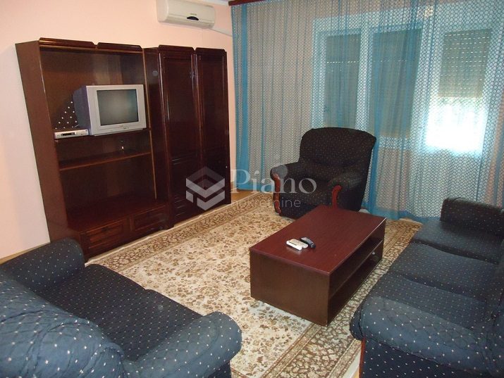 Namještena garsonjera, Tološi 