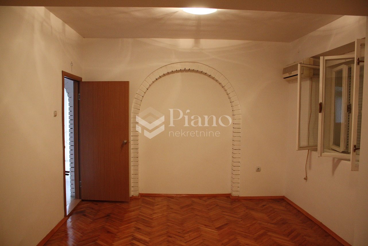 Jednosoban nenamješten stan u blizini hotela Keto