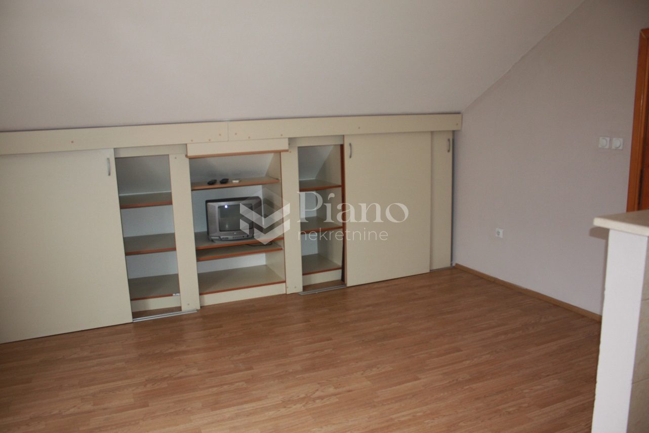 Dvosoban nenamješten stan, Tološi