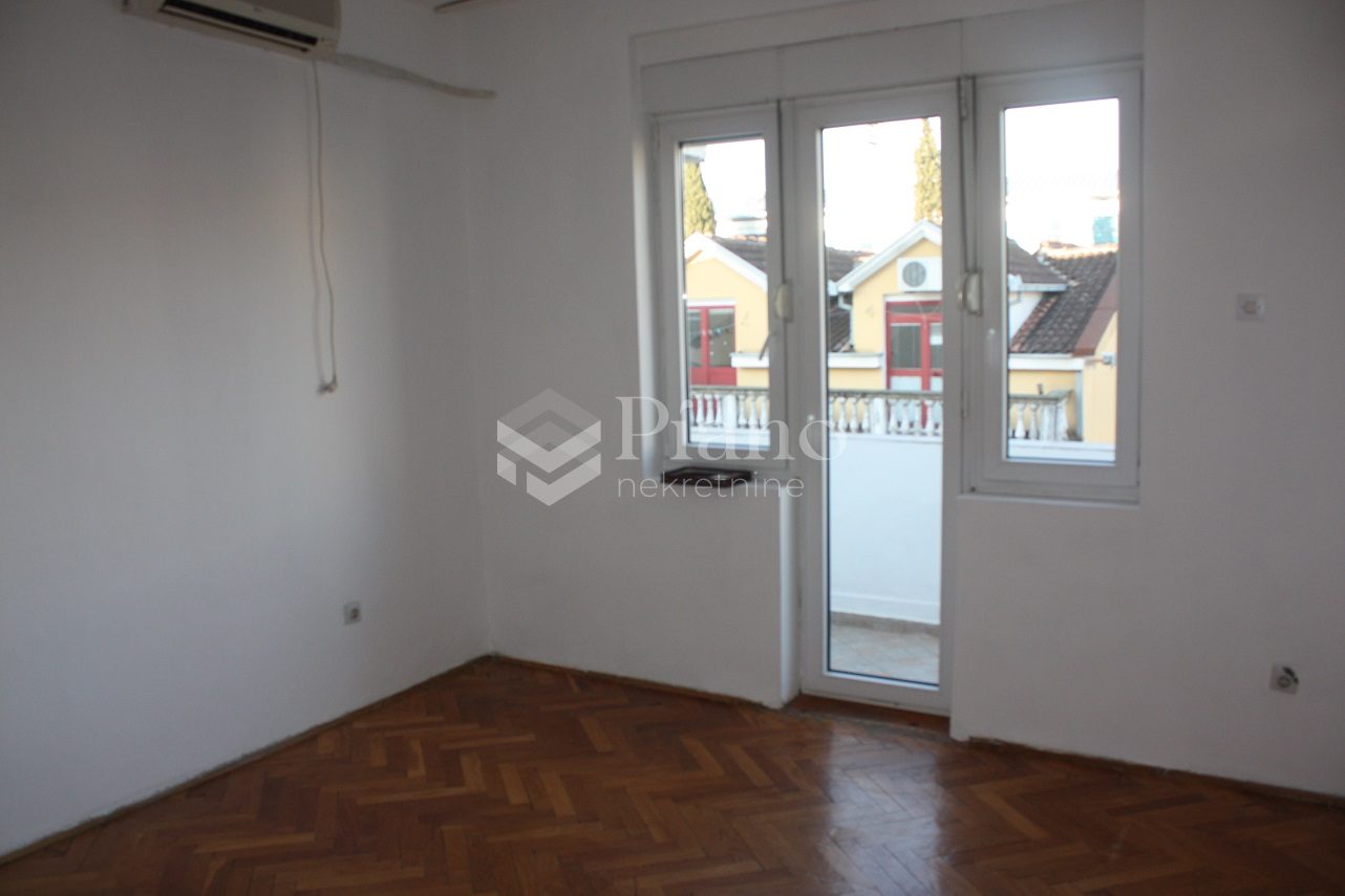 Jednosoban nenamješten stan u centru