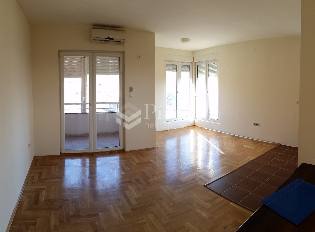 JJednosoban nenamješten stan, Tološi 