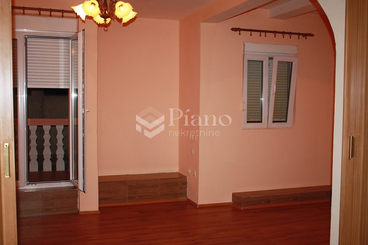 Dvosoban nenamješten stan, Stari aerodrom