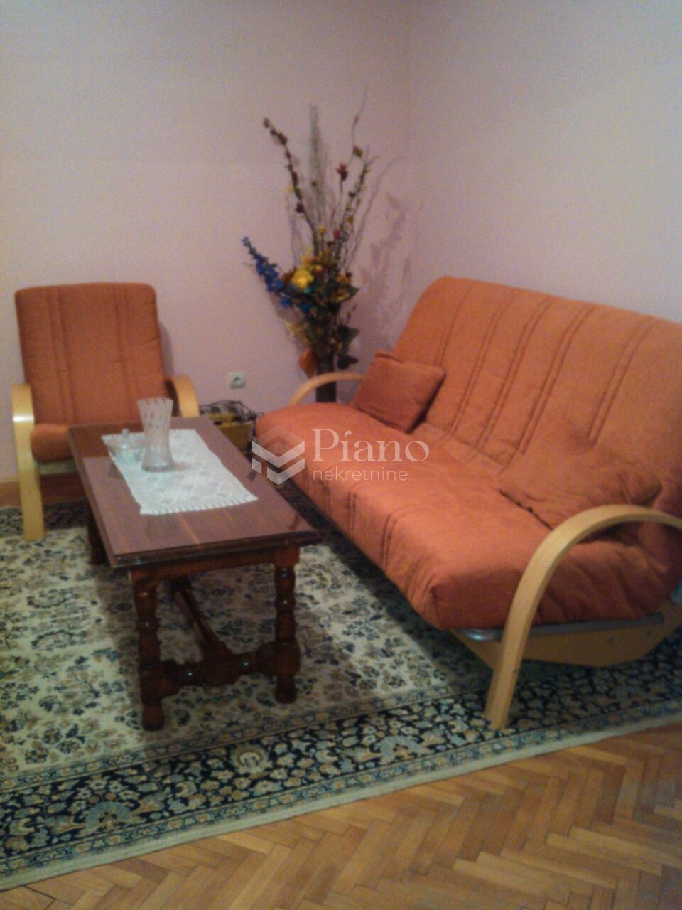 Dvosoban namješten stan, Dahna