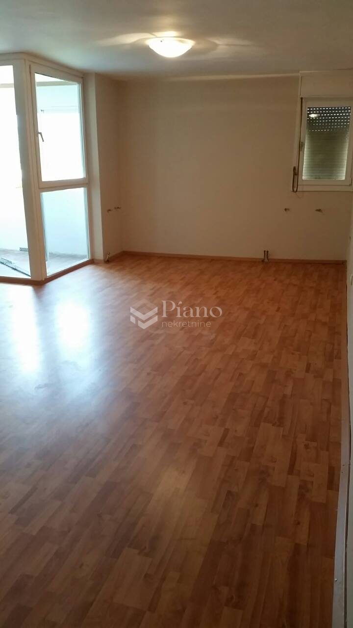 Trosoban nenamješten stan, Blok 5