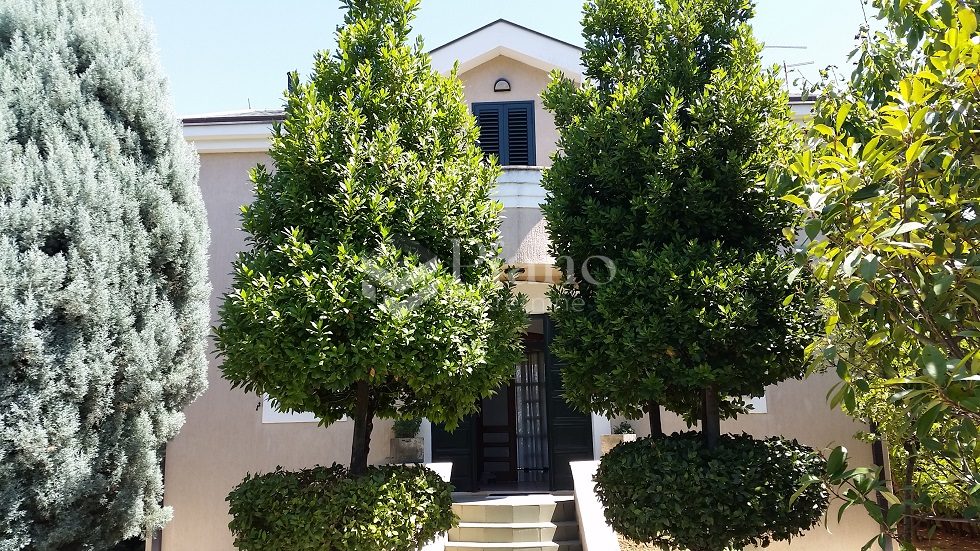 Nenamještena kuća sa dvorištem