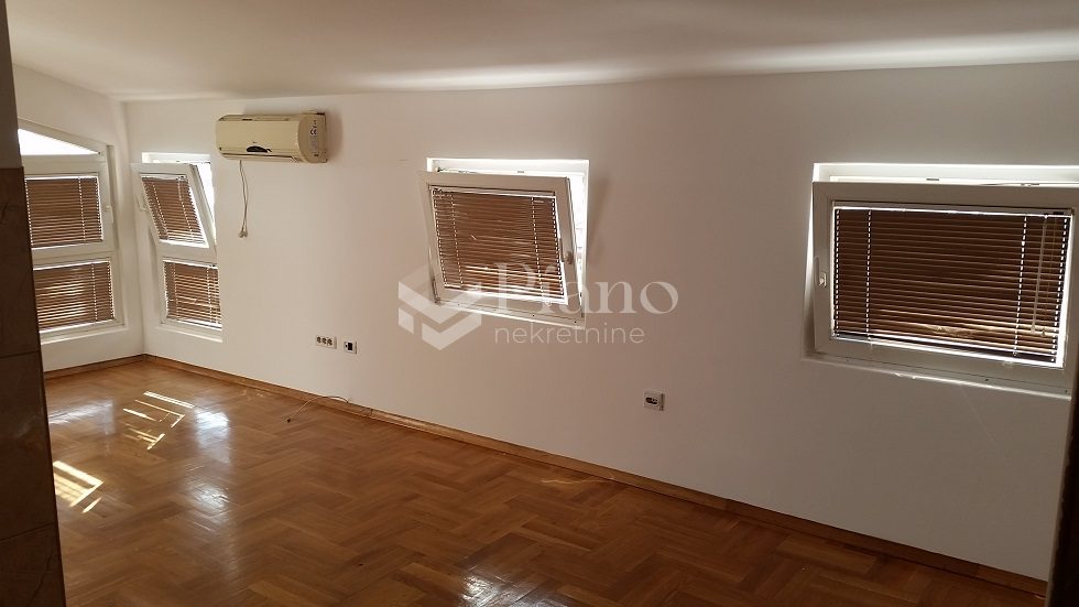 Dvosoban nenamješten, Stari aerodrom