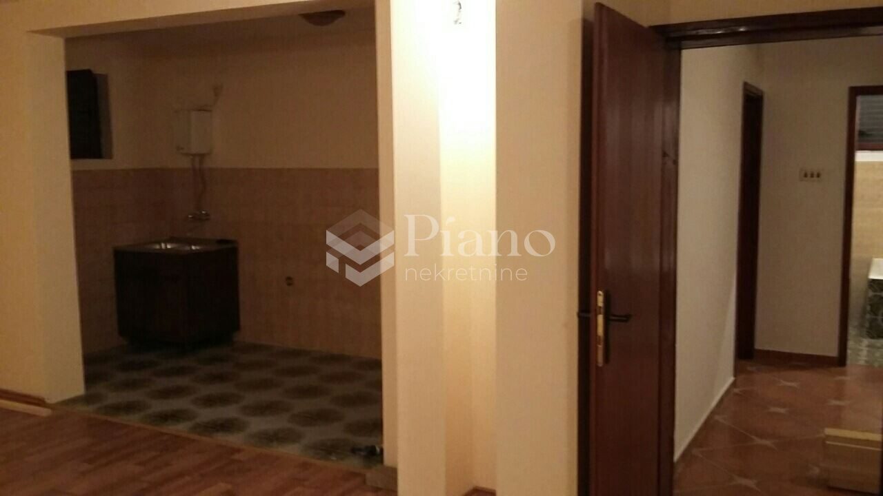 Trosoban nenamješten stan na Starom aerodromu