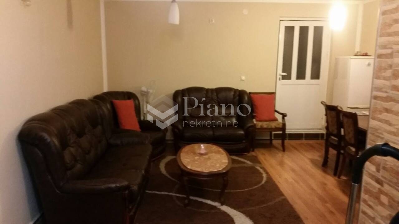 Jednosoban namješten stan , Tološi