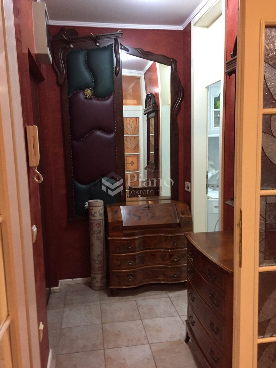 Lijepo namještena veća garsonjera, Vektra