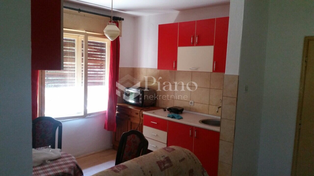 JEDNOSOBAN NAMJEŠTEN STAN PREKO PUTA TC BAZAR