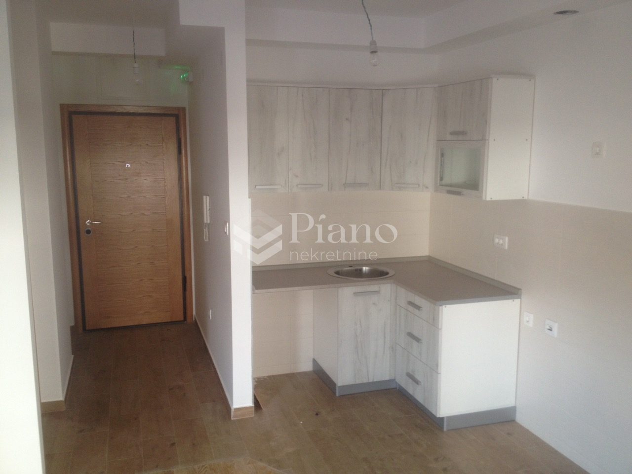 LUX JEDNOSOBAN NENAMJEŠTEN STAN