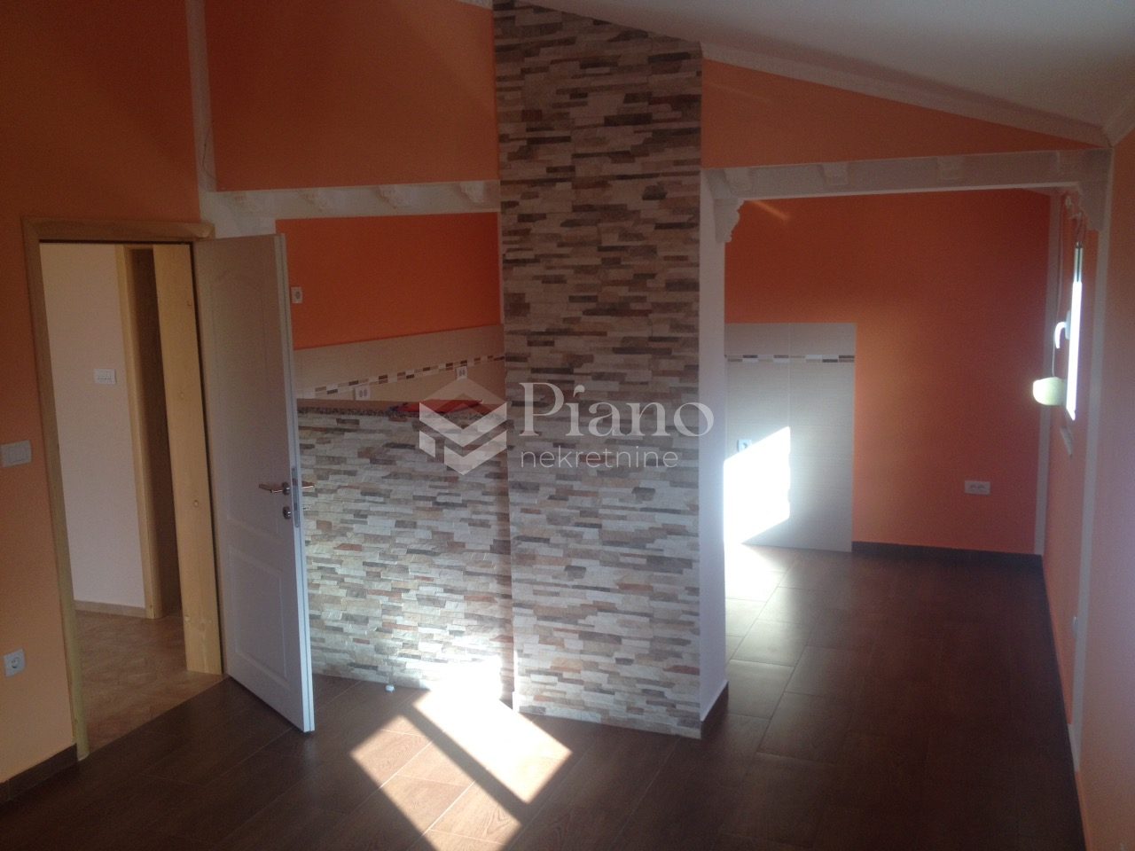 TROSOBAN NENAMJEŠTEN STAN U KUĆI