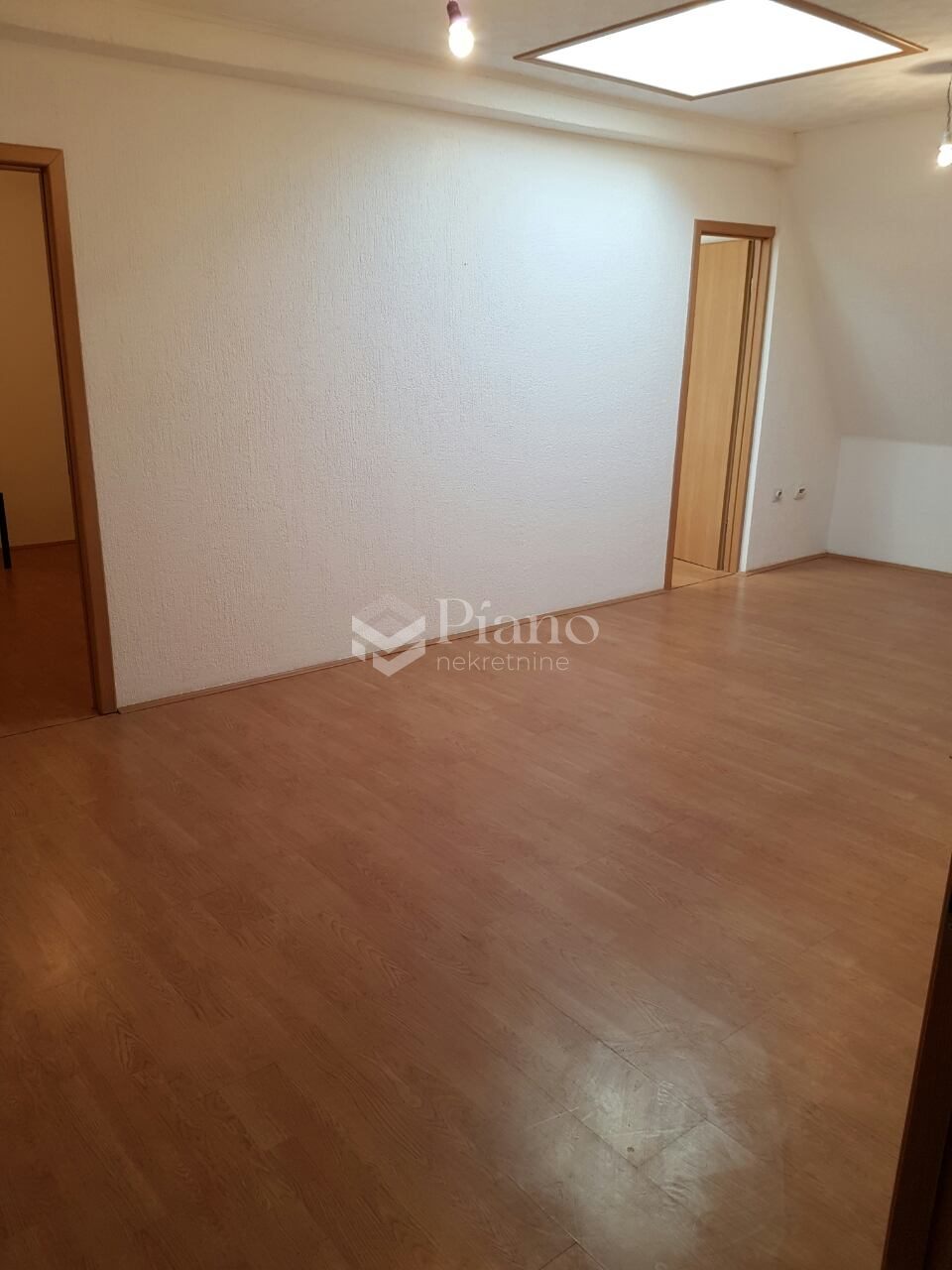 Dvosoban nenamješten stan u centru