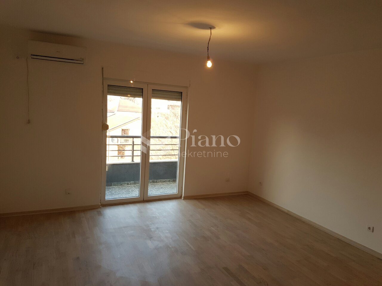 Jednosoban nenamješten stan iza Delte