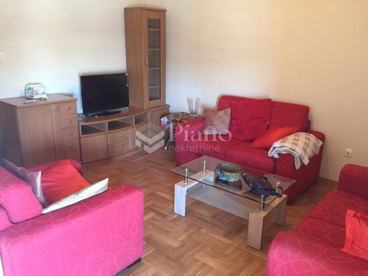 Dvosoban namješten stan Preko Morače