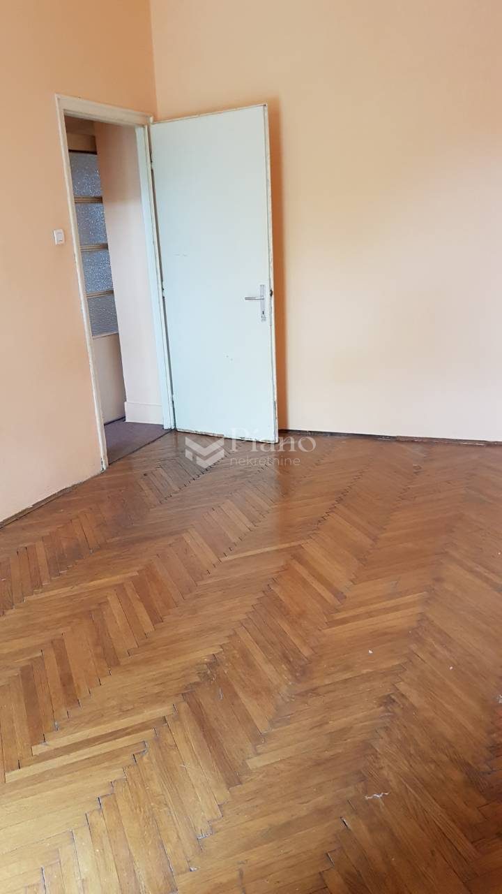 Veći jednosoban prazan stan Preko Morače