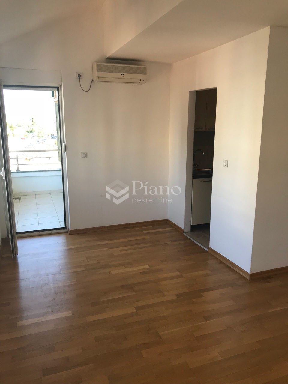 Dvosoban nenamješten stan kod Codre