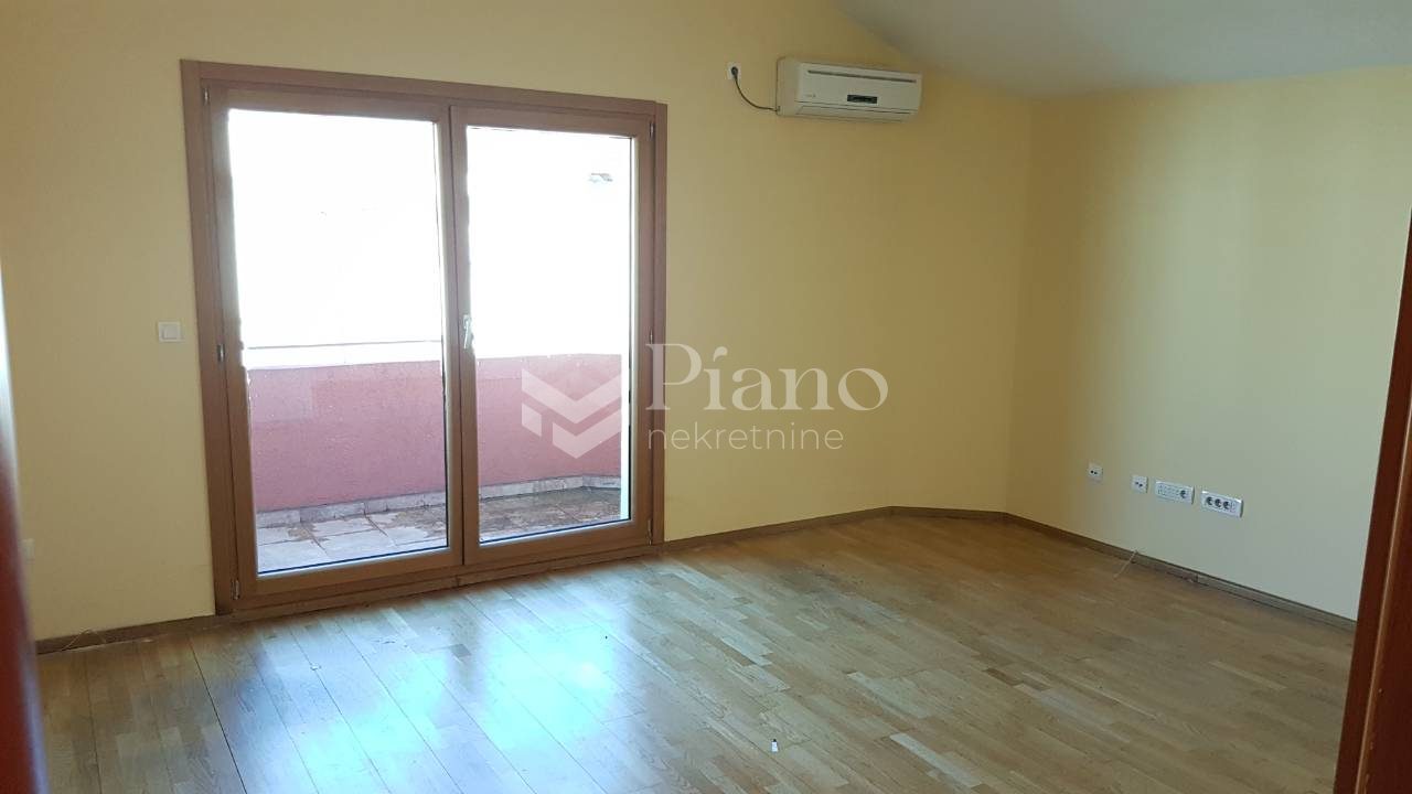 Three-bedroom unfurnished apartment in Blok 9