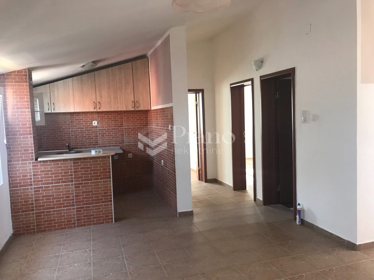 Dvosoban nenamješten stan u Tološima