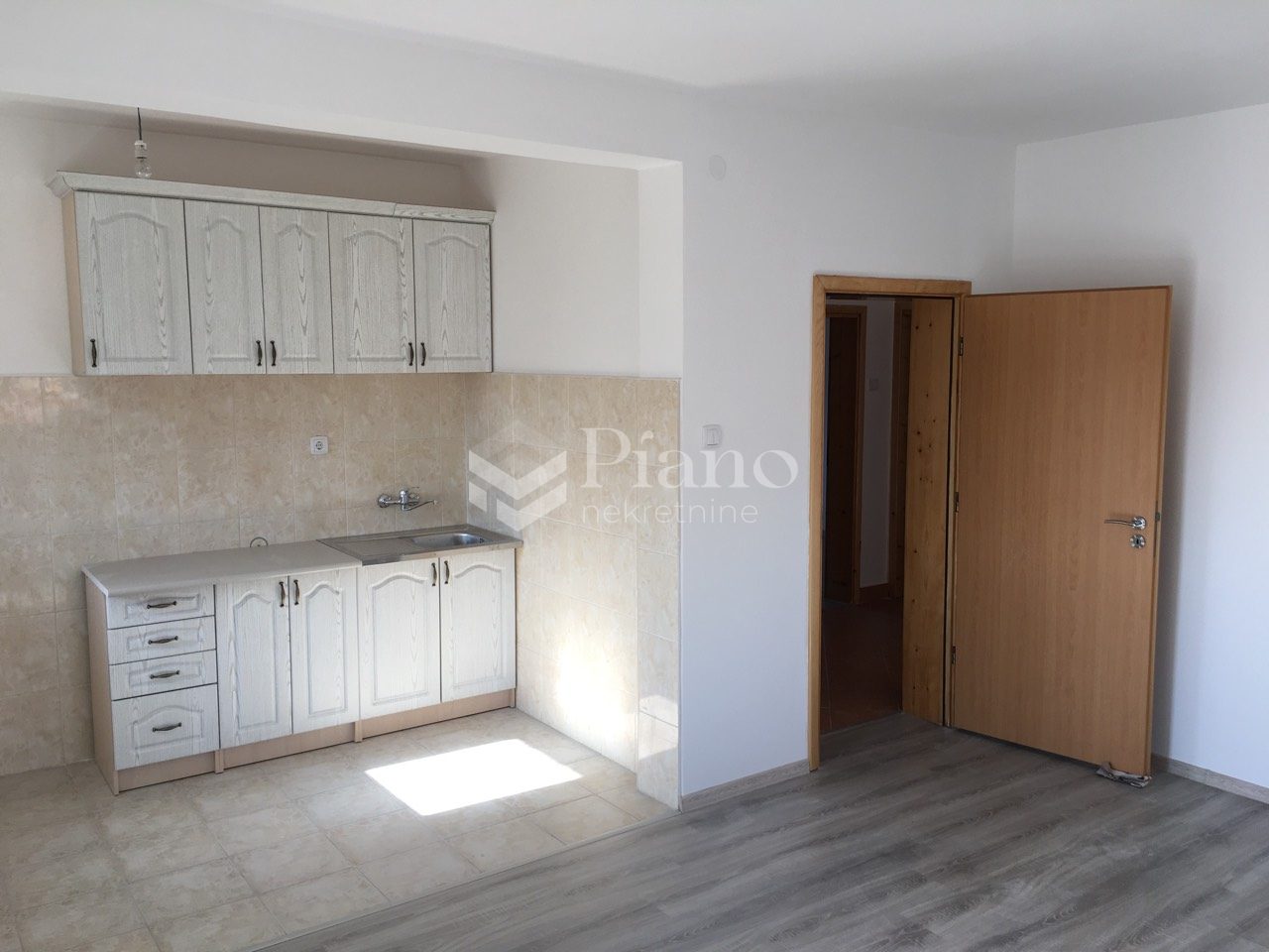 Trosoban nenamješten stan u Tološima