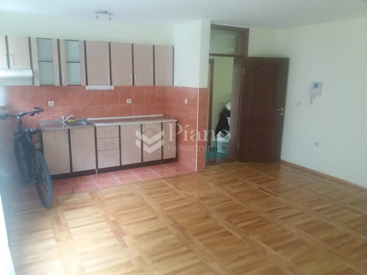 Unfurnished three-bedrooms apatment in Vranići