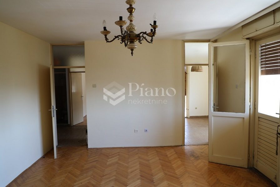 Trosoban nenamješten stan u zgradi Lordovka