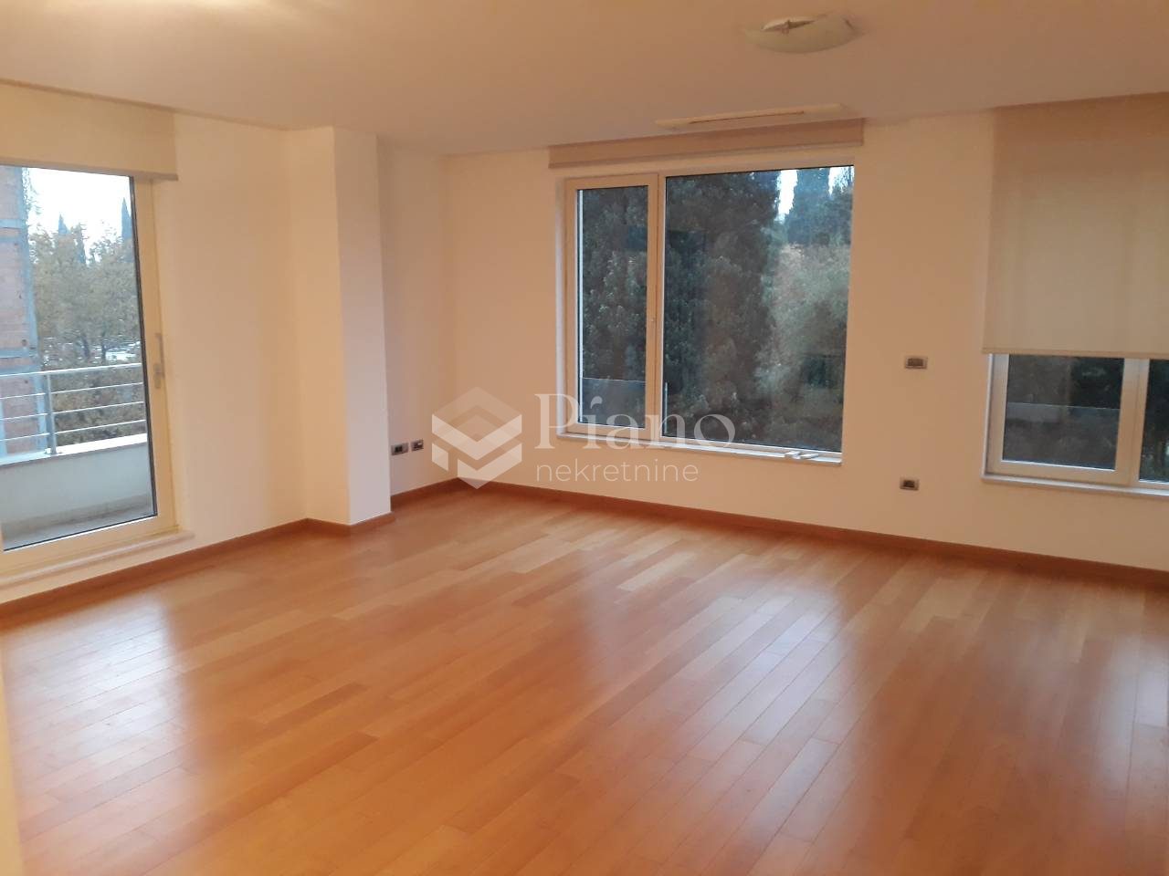 Lux nenamješten trosoban stan kod hotela Hilton 