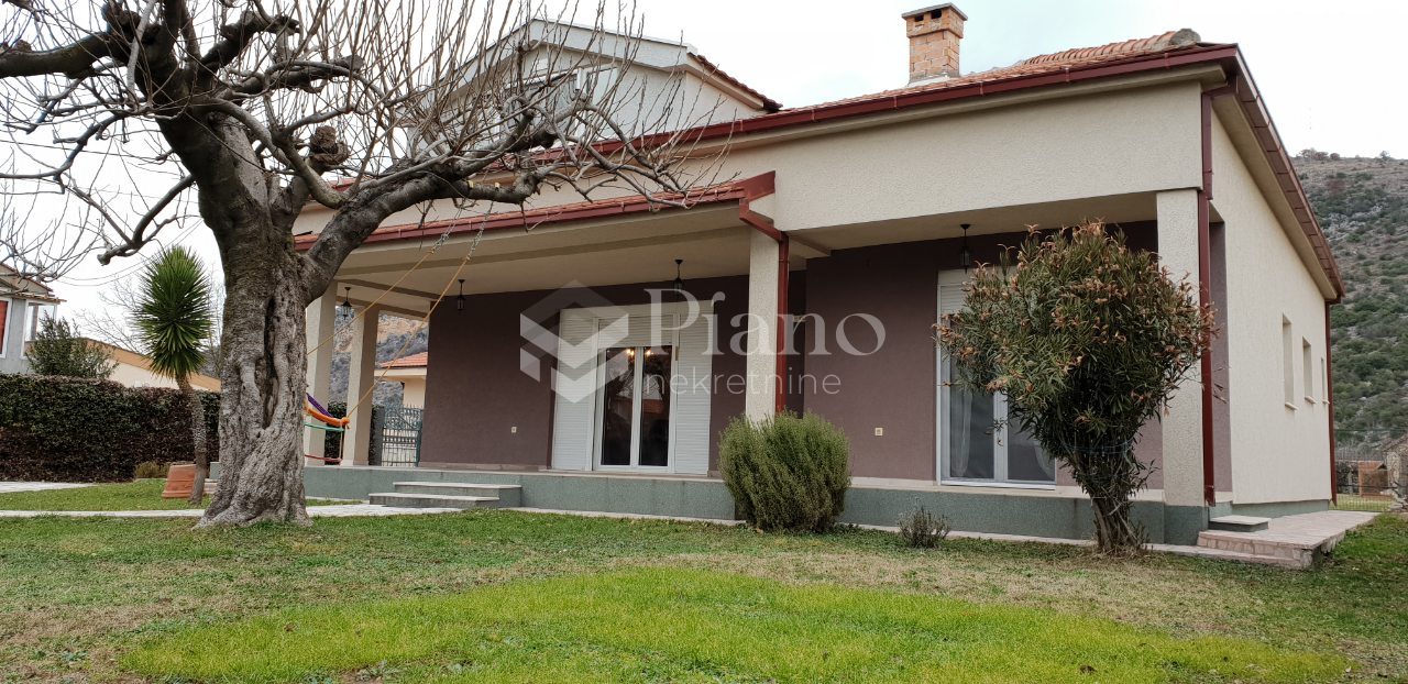 Namještena kuća u Tološima 