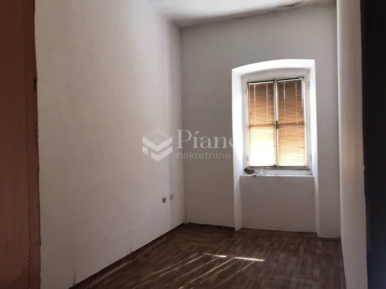 Nenamješten poslovni prostor u centru grada