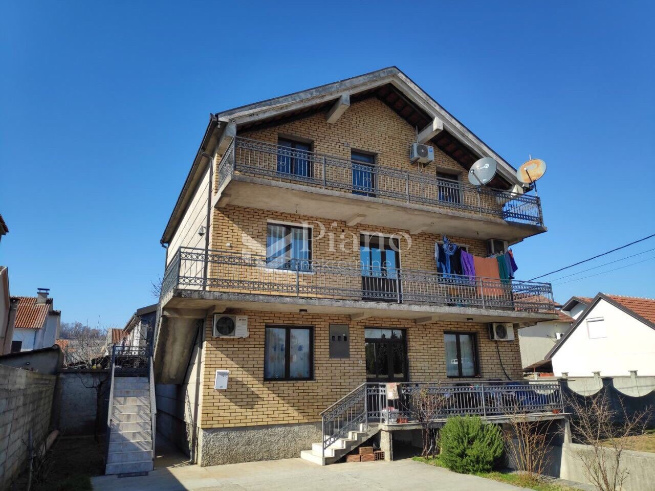 Trosoban nenamješten stan u kući na Zabjelu