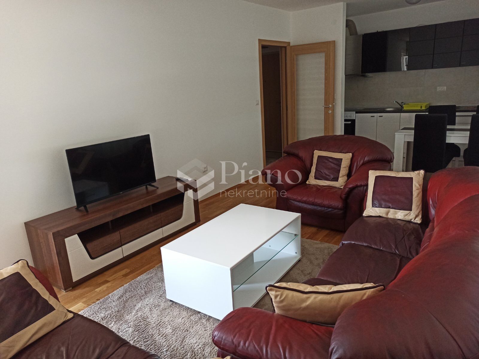 Namješten dvosoban stan na Starom Aerodromu 