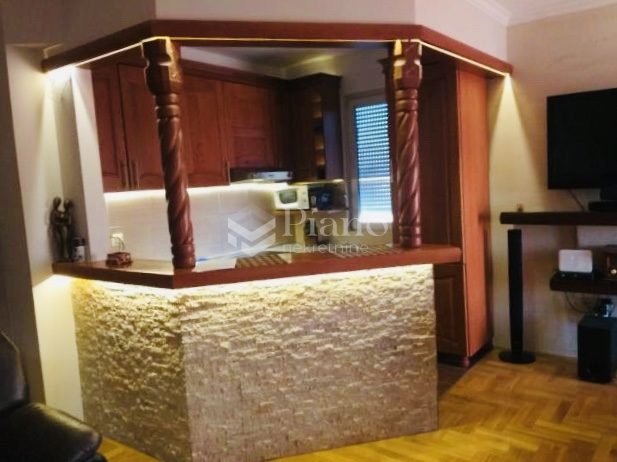 Namješten trosoban stan u Tološima