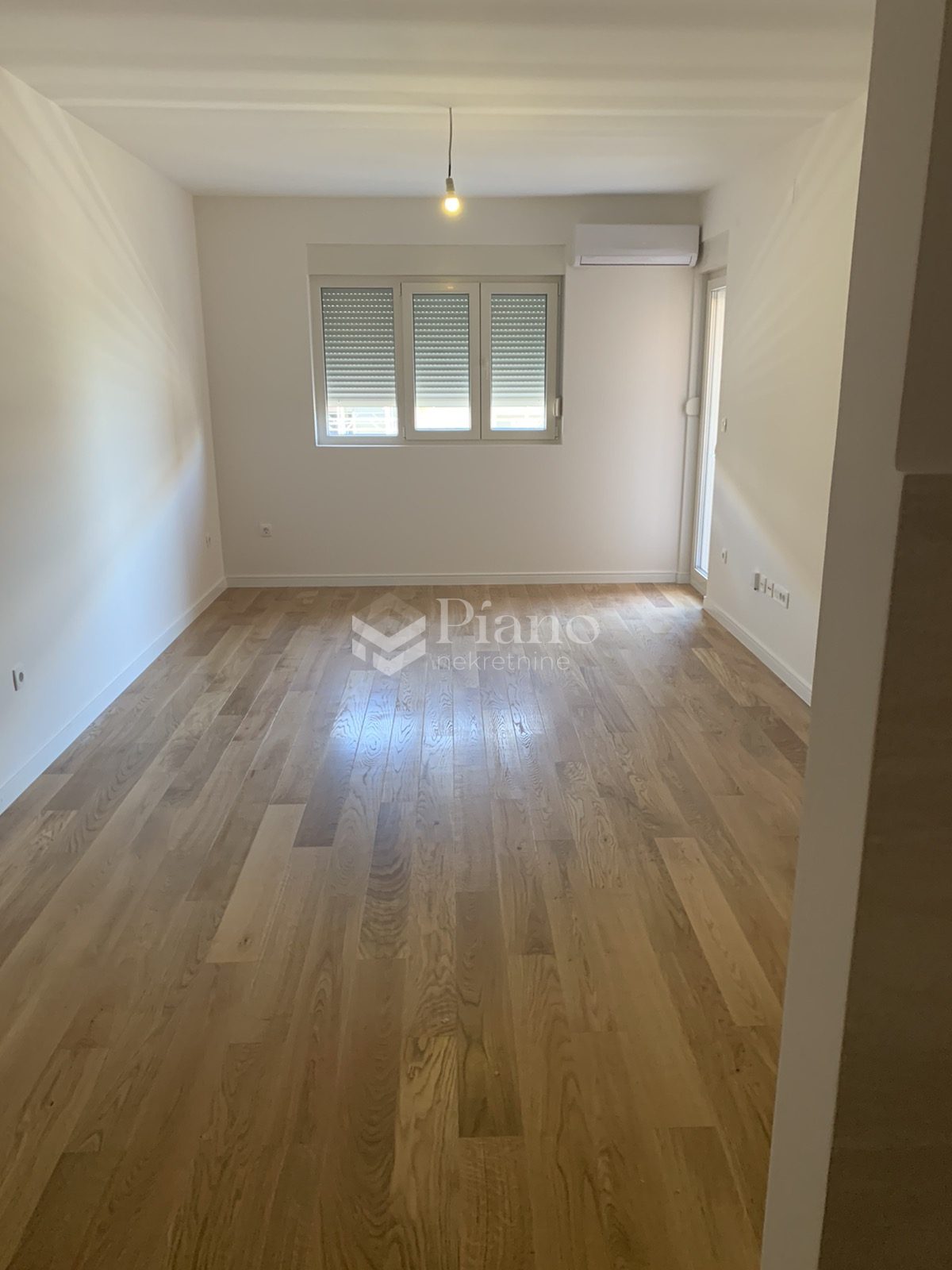 New unfurnished one bedroom apartment in Central Point