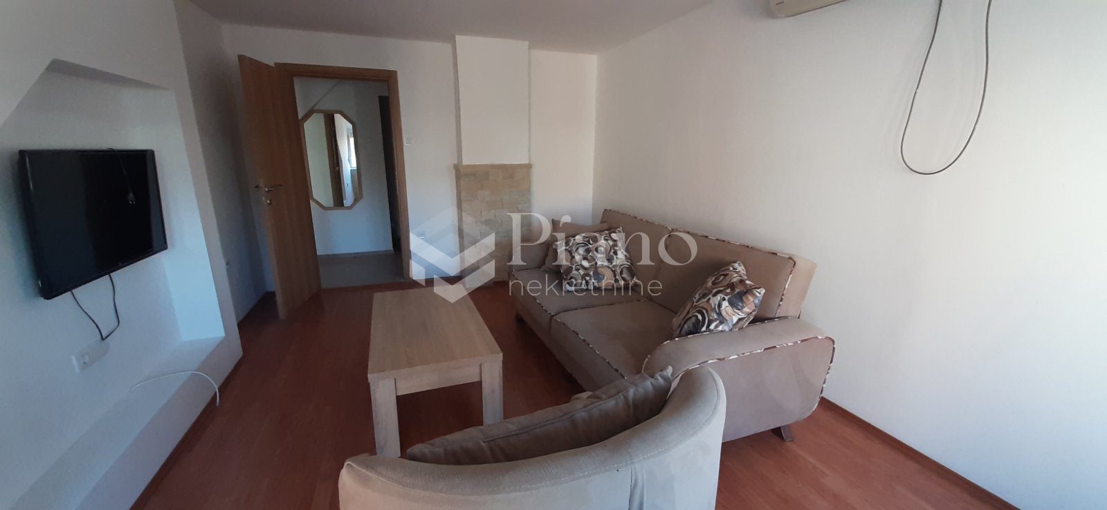 Namješten trosoban stan u Centru