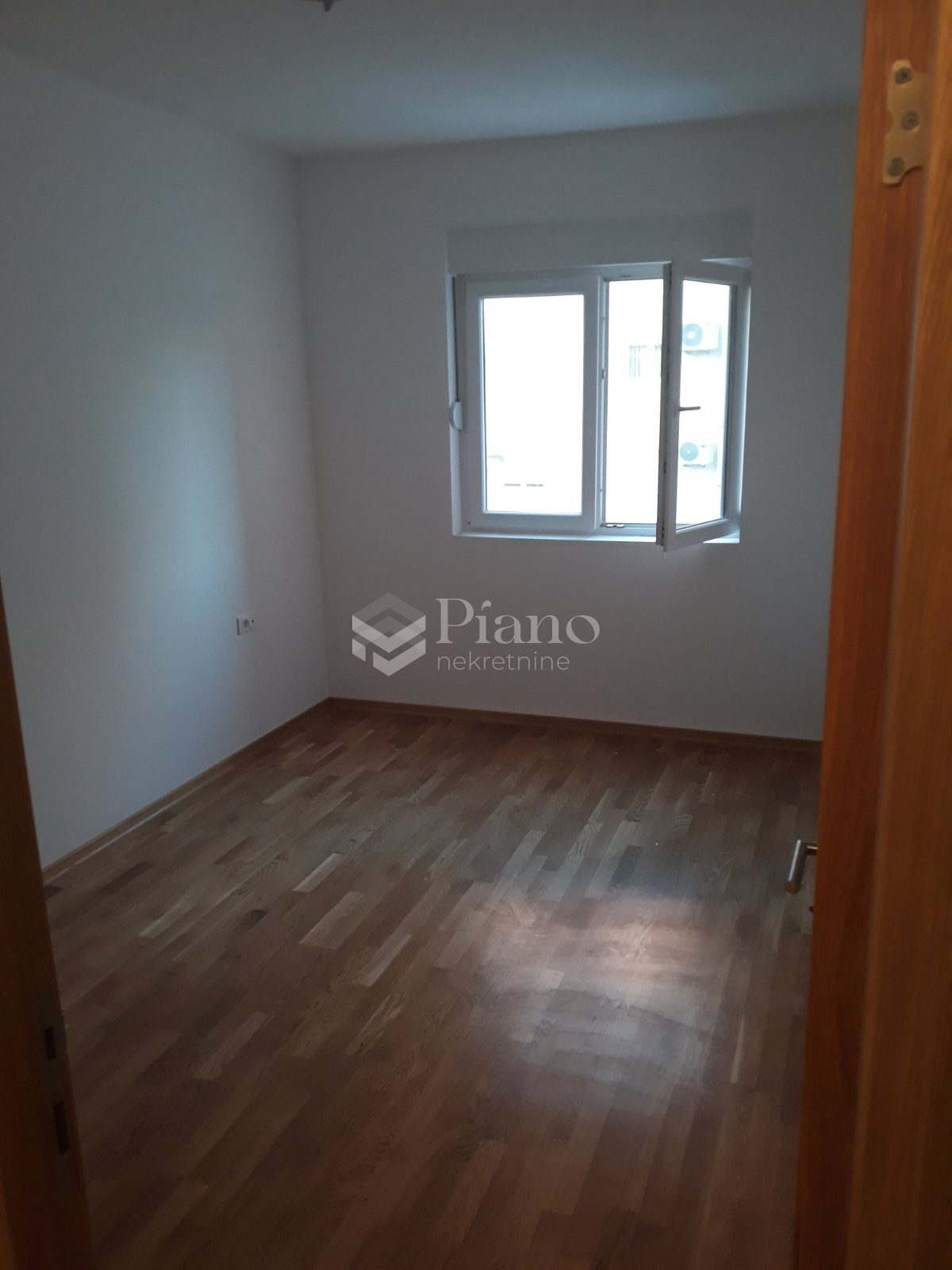 Nenamješten jednosoban stan na Tuškom putu