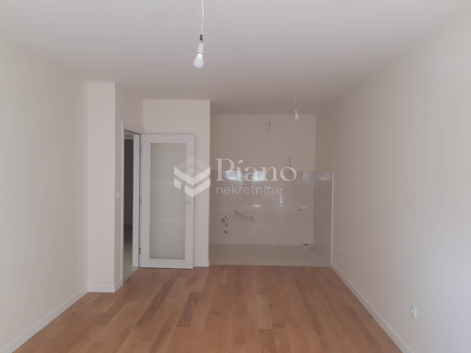 Nov nenamješten jednosoban stan u Central Point-u