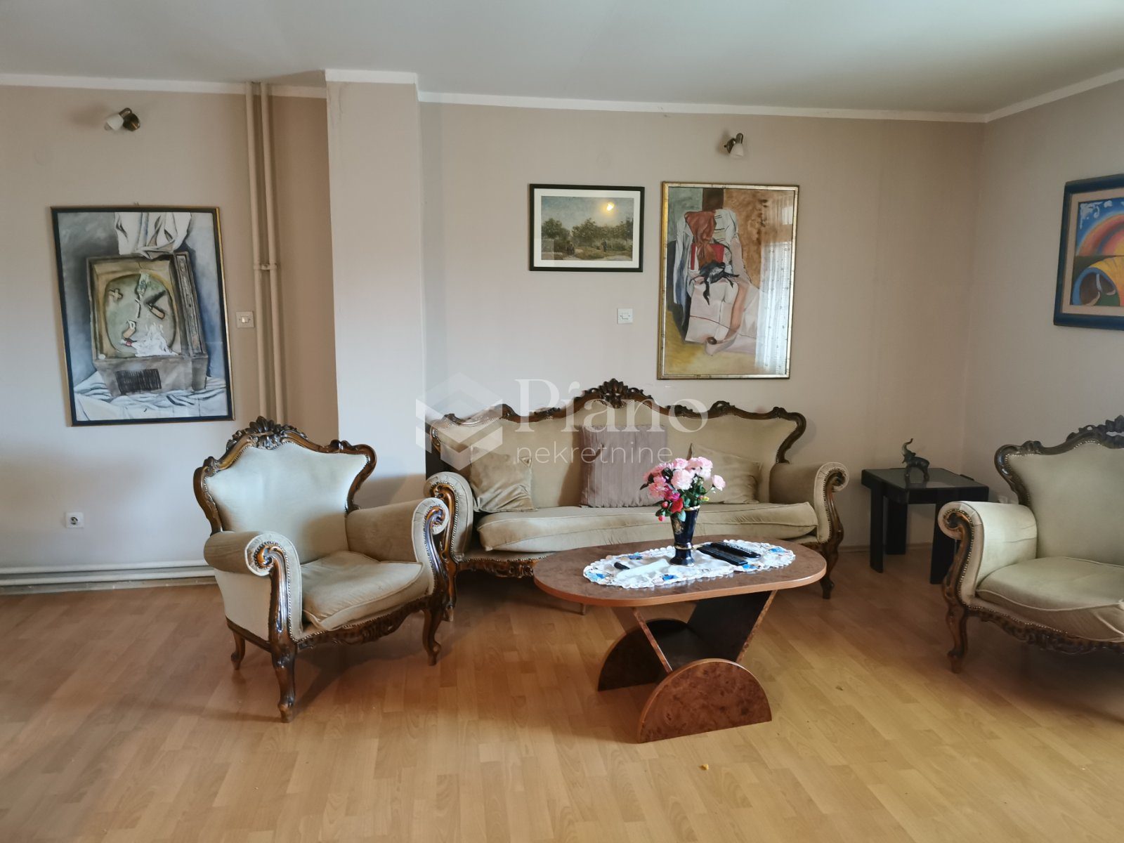 Namješten trosoban stan, Tološka šuma