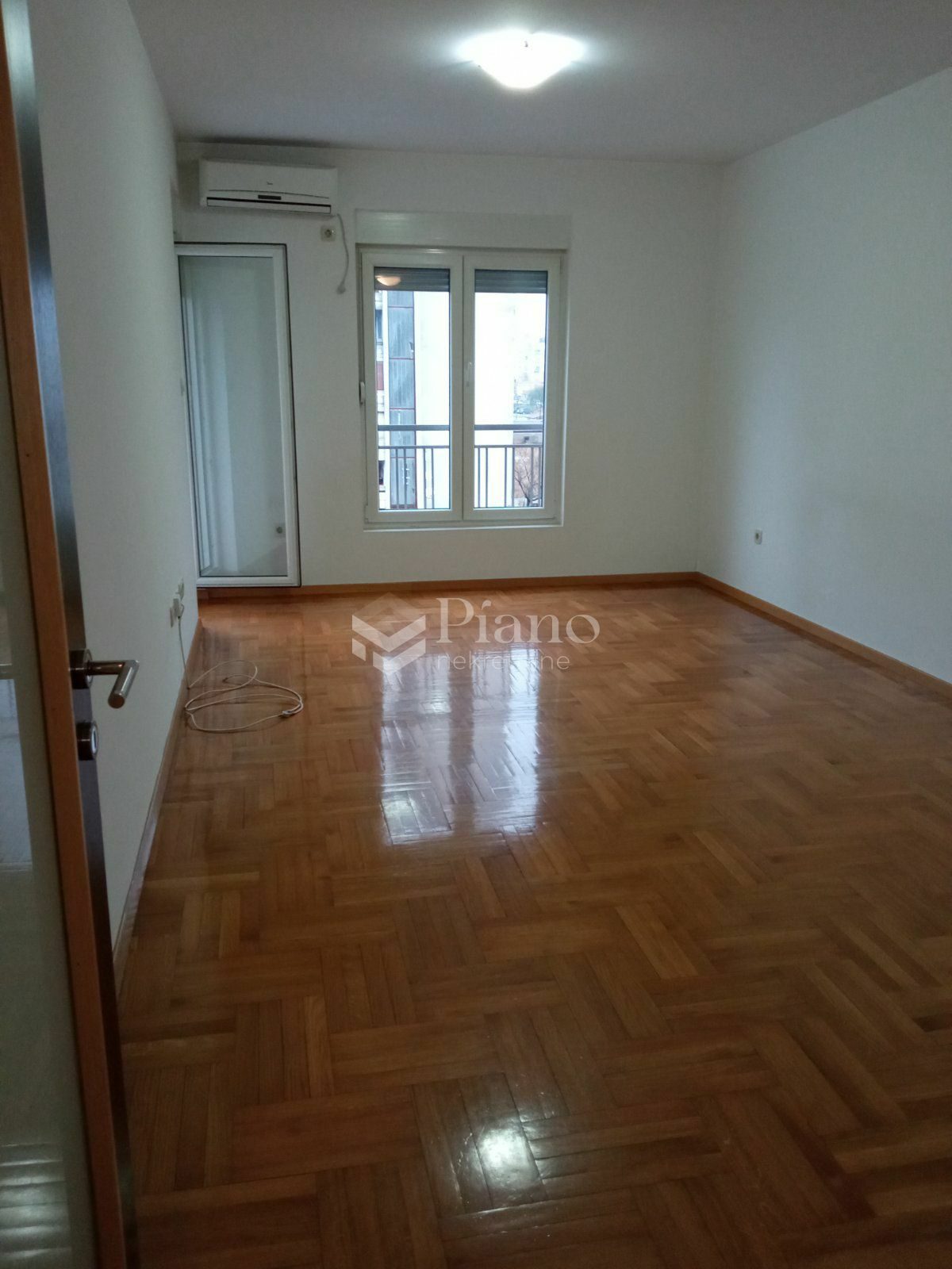 Nenamješten jednosoban stan na Tuškom putu