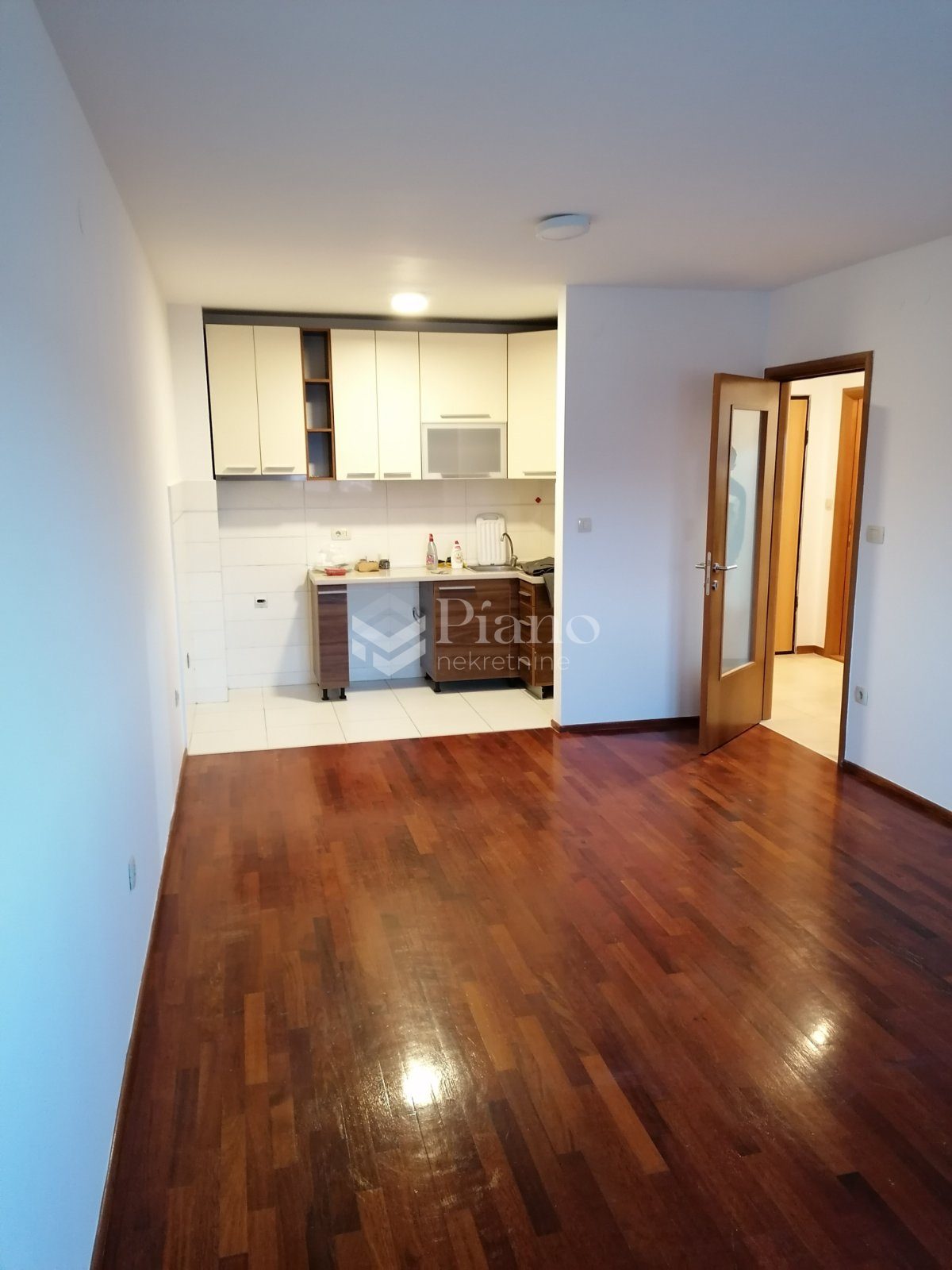 Nenamješten dvosoban stan na Starom Aerodromu