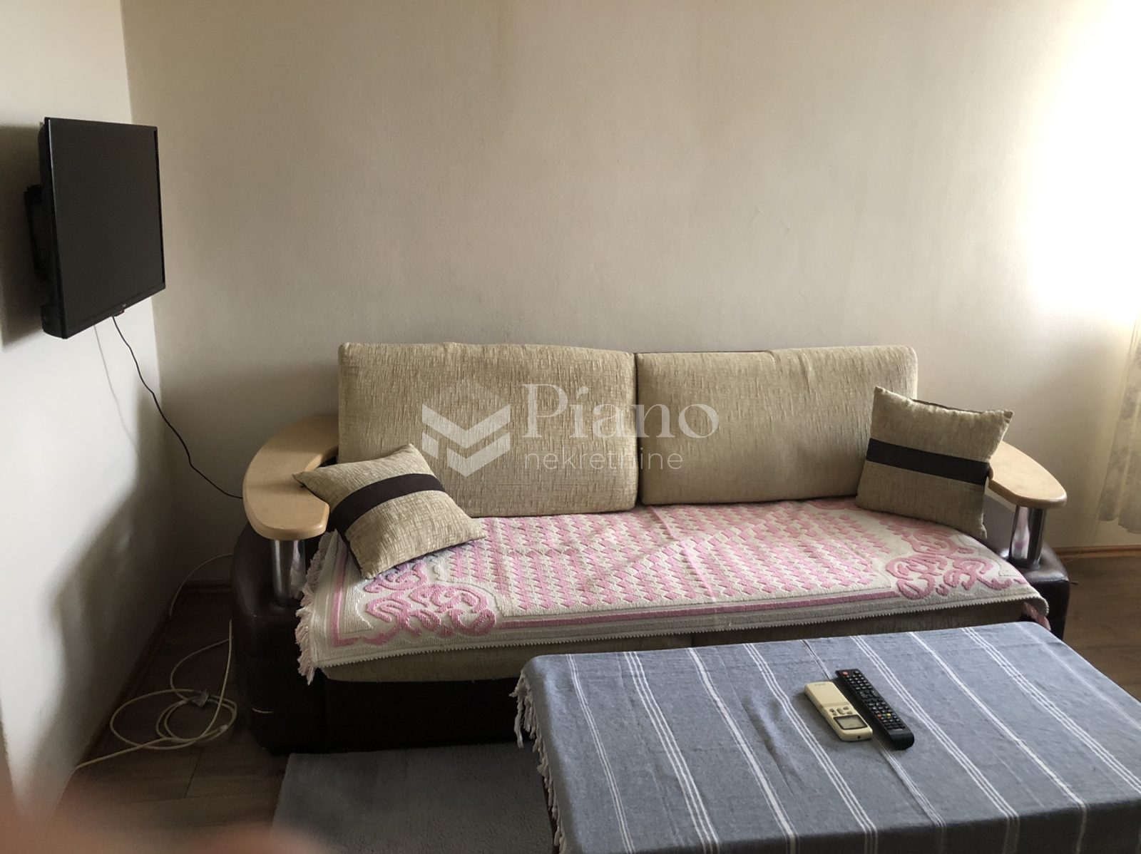 Namješten jednosoban stan, Pejton