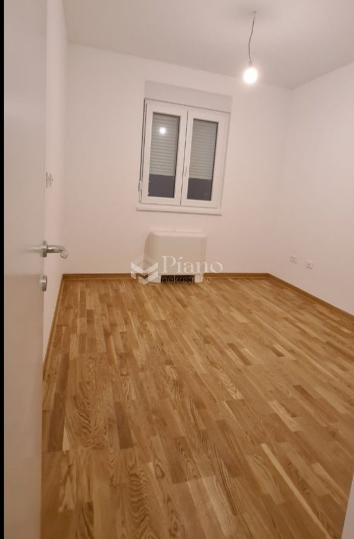 Polunamješten trosoban stan u City Keju