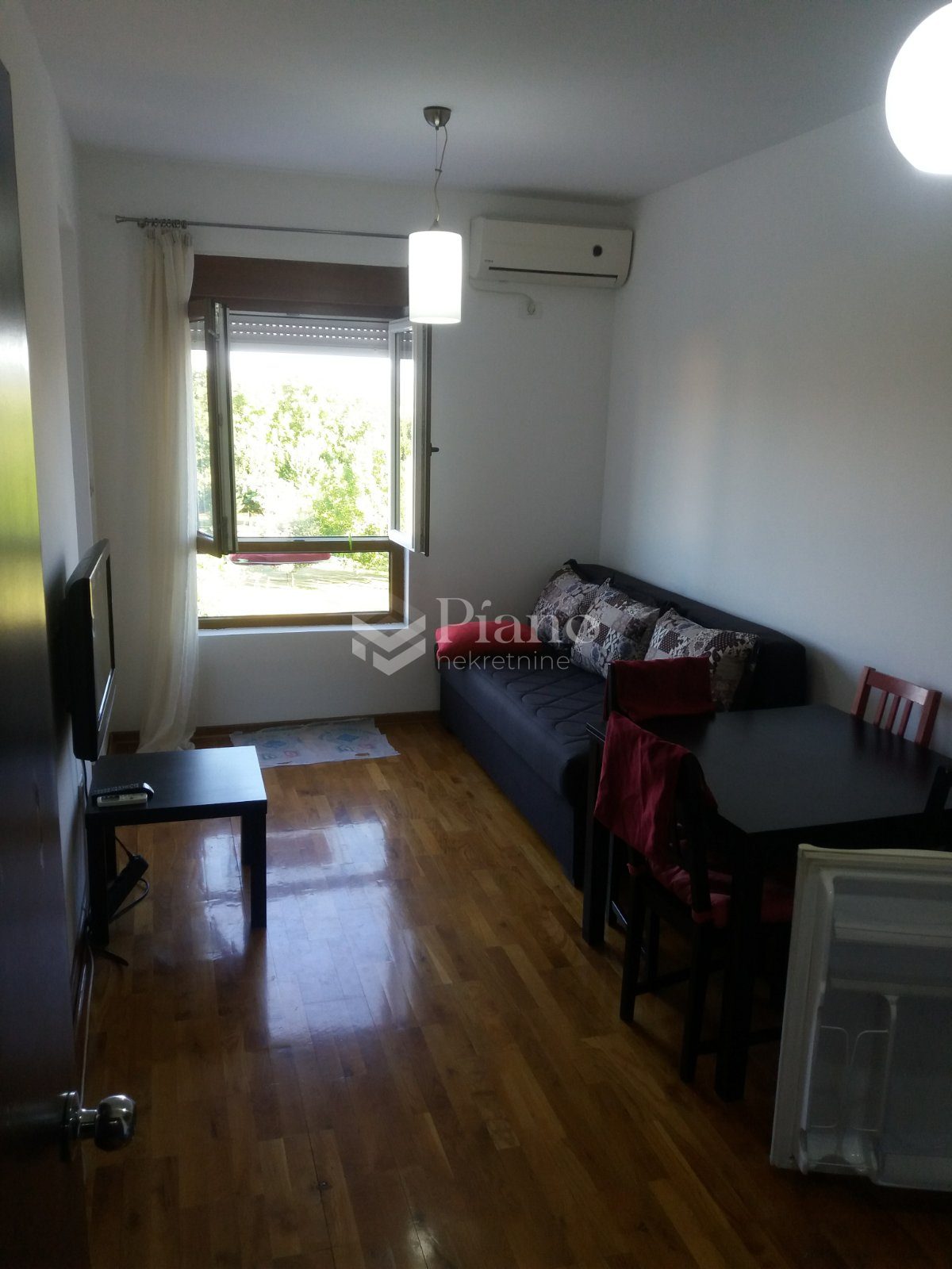 Namještena garsonjera, Delta