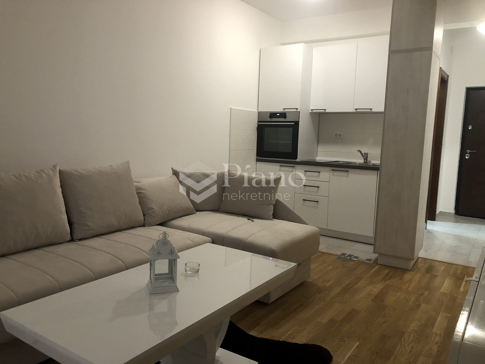 Namještena garsonjera na Tuškom putu