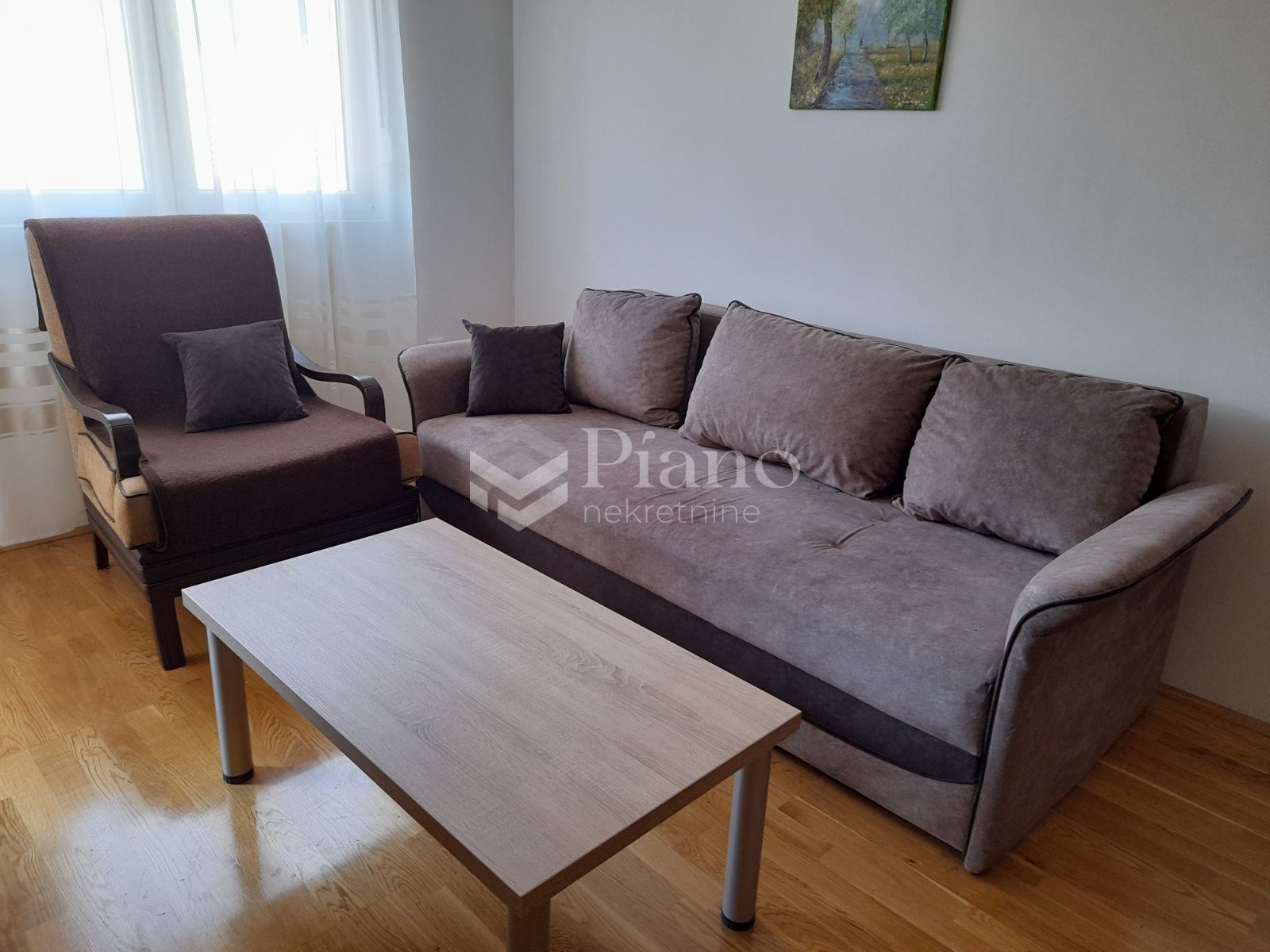 Namješten jednosoban stan, Ljubović