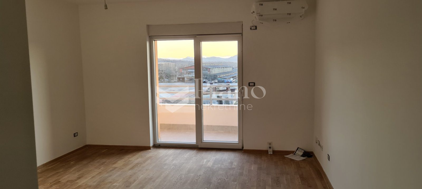 Nenamještena garsonjera u City kvartu