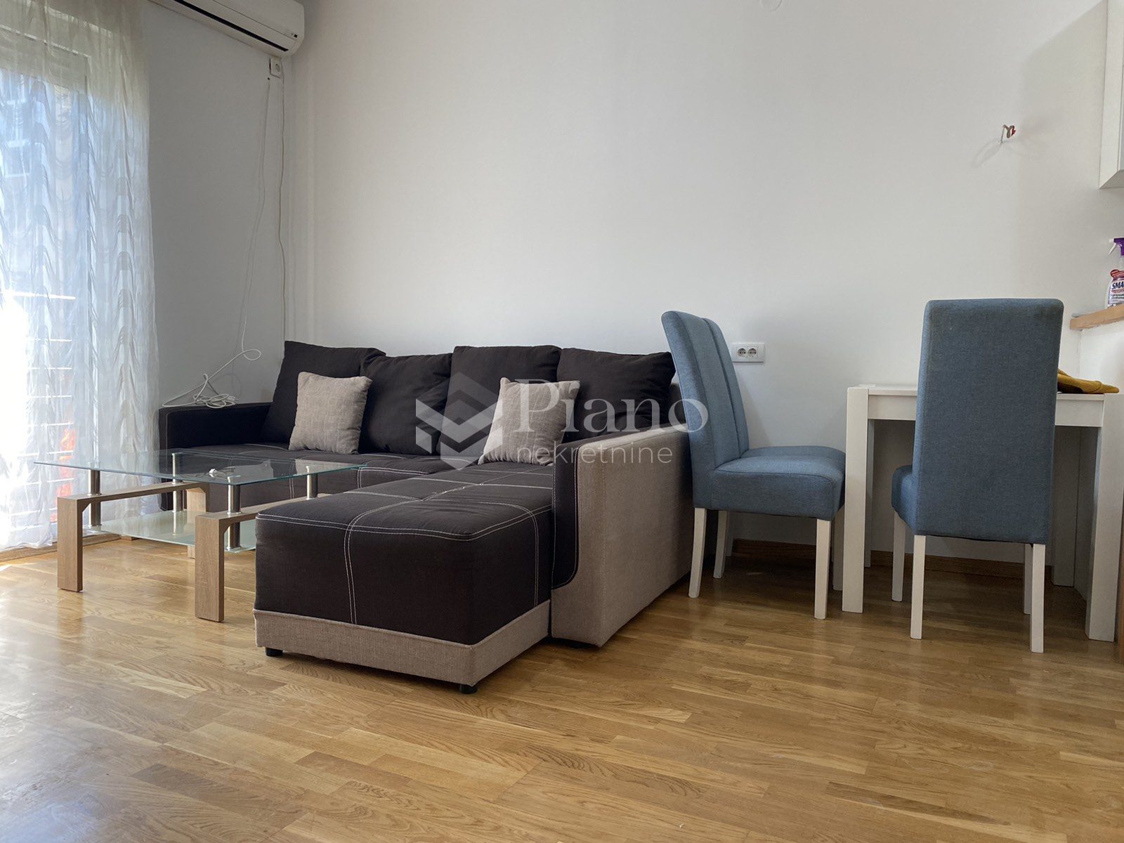 Namješten dvosoban stan, Delta