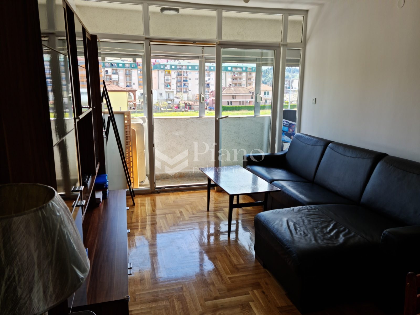 Namješten jednosoban stan, Delta