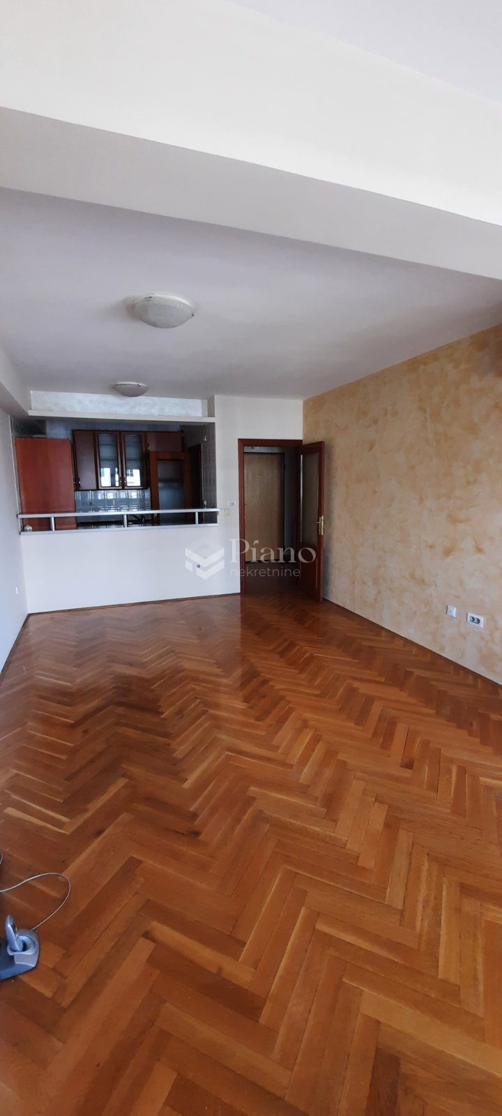 Nenamješten jednosoban stan Preko Morače