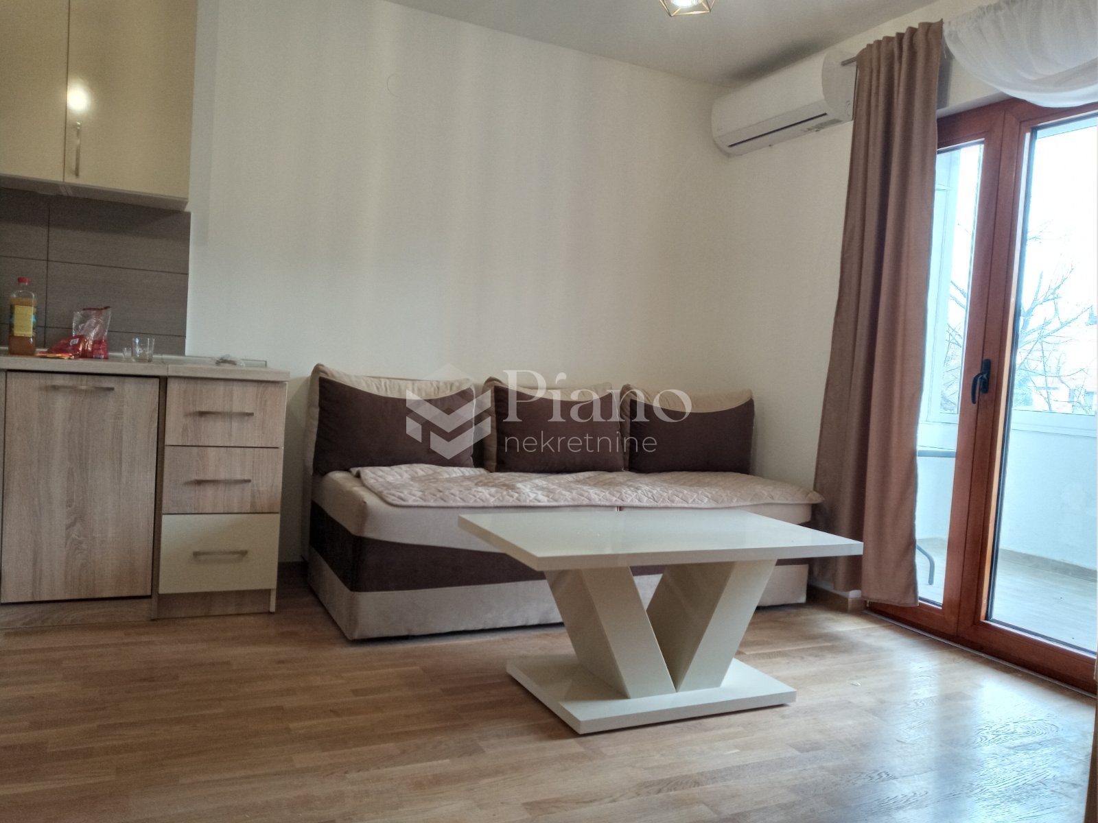 Namješten jednosoban stan, Gorica