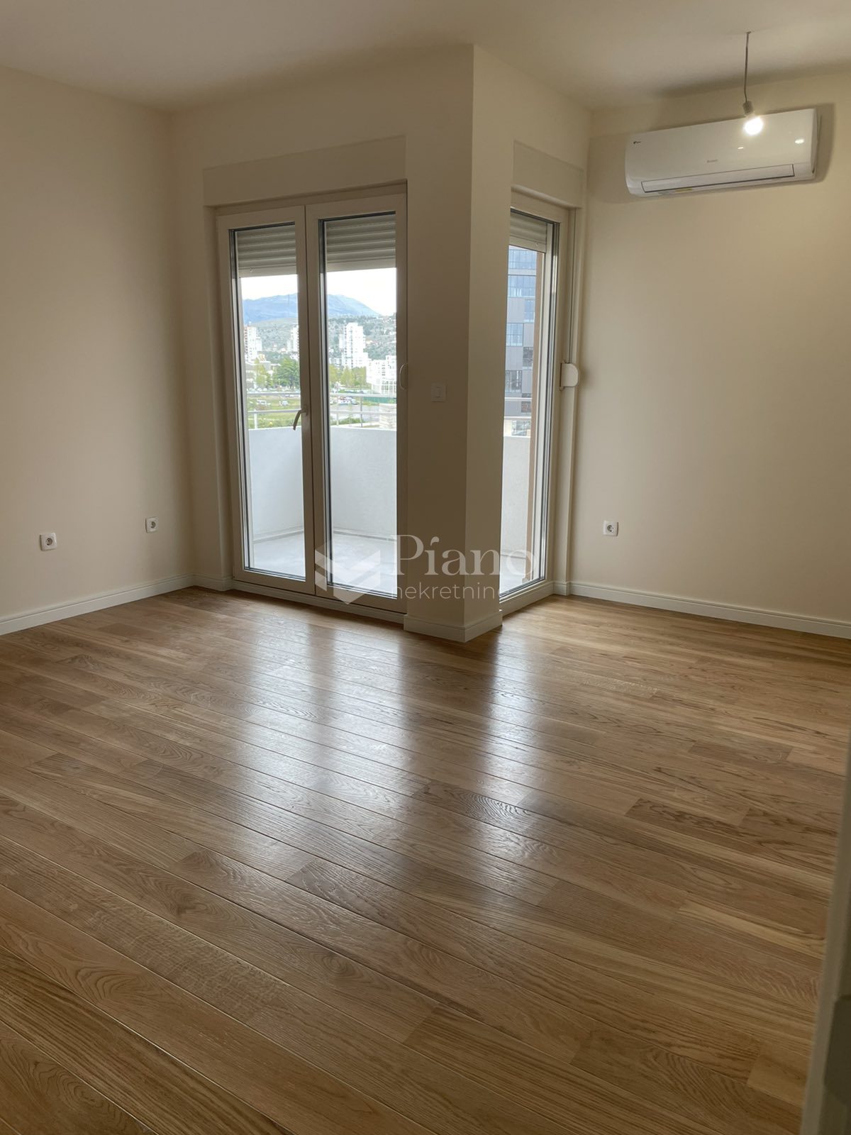 Nenamješten dvosoban stan, Central Point